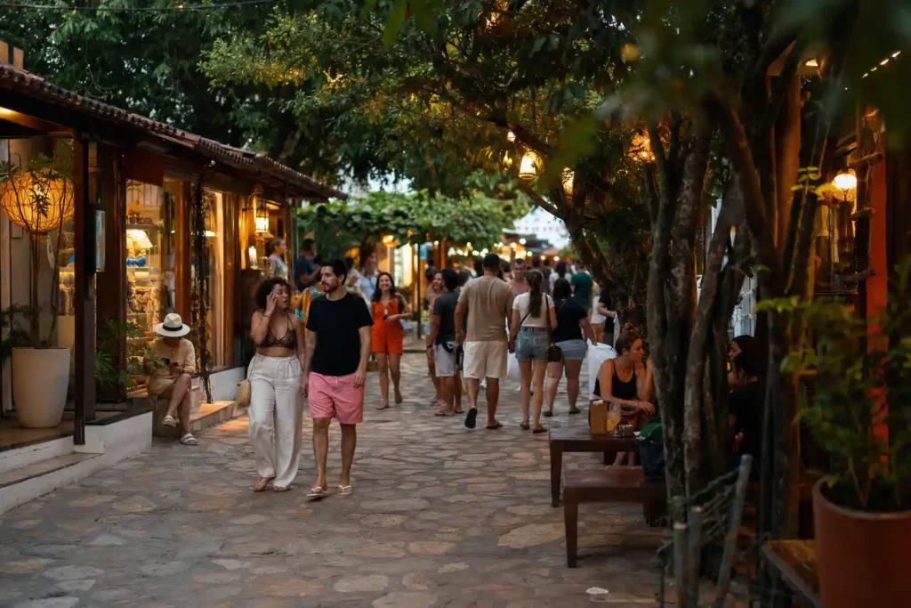 Cafés e boutiques na Rua das Pedras em Búzios à noite