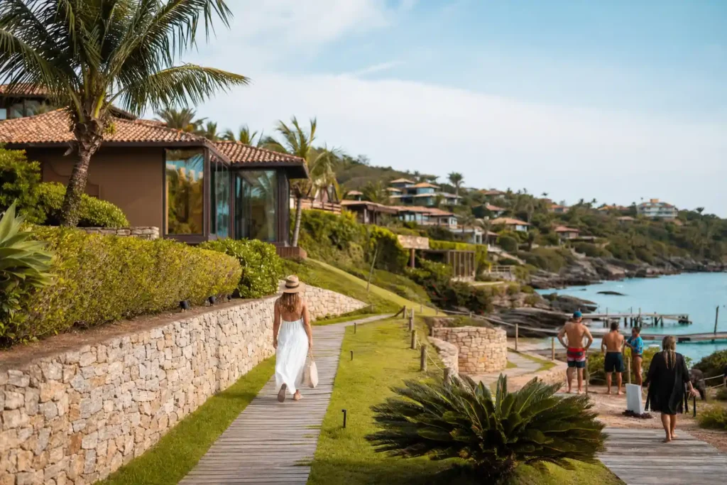 Visão da Tartaruga em Búzios com praia preservada e imóveis ao fundo.