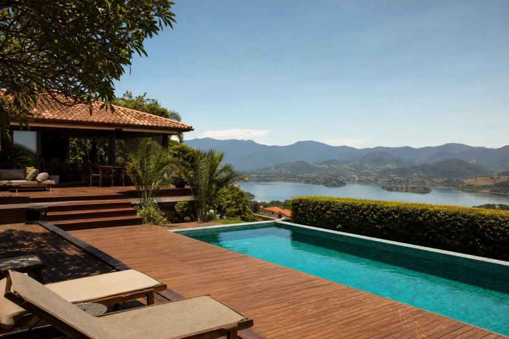 Casa de temporada na Região dos Lagos com piscina e vista para o mar